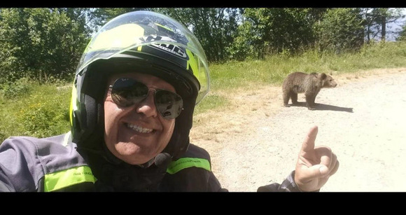 イタリア人バイカーが野生のヒグマと自撮り後、襲われてかみ殺される
