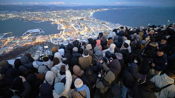 【北海道】混み合う函館山、夜景の時間制を本格検討！満足度低下阻止へ早期実施にらむ