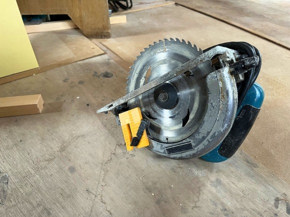 【兵庫】電動ノコギリでまき割り中、太もも負傷か…民泊経営者の男性死亡