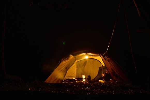 「雨風、寒さに耐えられない」無人島でキャンプしていたフリーター5人を救助