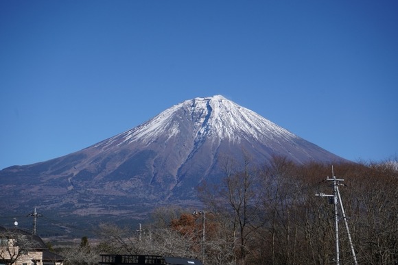 初めての富士登山…ひとりで冬山に入り山頂付近で滑落　通報から約12時間後に担架で運ばれ富士吉田口5合目へ
