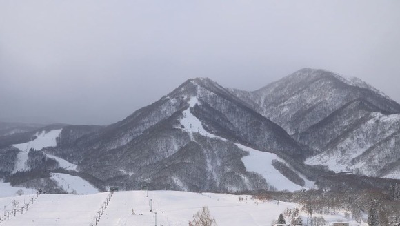 スキー場のリフト宙づり死亡事故　バックパックのバックルがリフト搬器に挟まったか