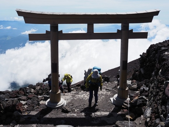 【画像】富士山の登山ゲート　軍事境界線みたいになる