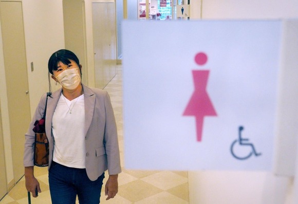 【悲報】トランスジェンダーさん♂が登山道で女子トイレに入った結果