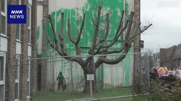 【英国】バンクシー 木を利用した新たな壁画を制作！自然破壊への警鐘か