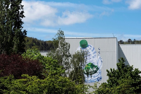 【ボルヴィック】名水の地、水資源枯渇の危機・・・