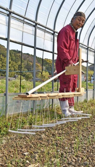 除草を試す古野さん
