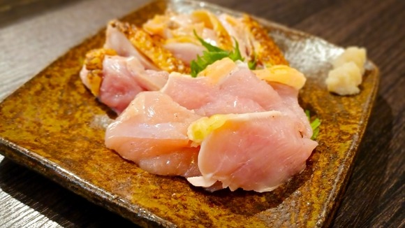 九州人、鶏肉を刺身で食べている模様・・・