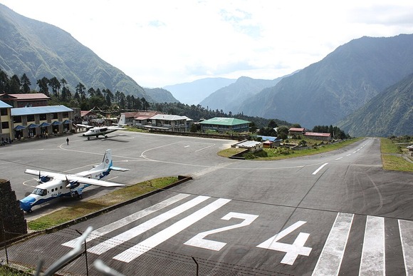 Lukla_airport_2010