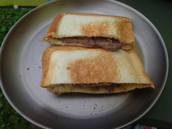 【キャンプ飯】松尾ジンギスカンサンド！見た目はいまいちだけど美味かった