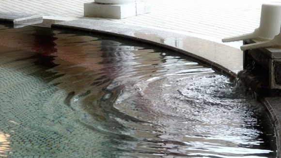 ワイ　温泉に感動する