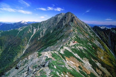 中白根山から望む北岳と北岳山荘