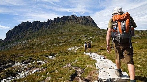 登山道を歩くハイカー