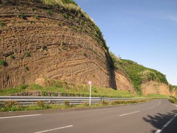 山って地殻変動でできたって言うけど、何千mも地面が隆起した地震が過去にあったってこと？死ぬじゃん