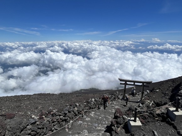 ワイ「一回くらい富士山登ってみたいな～」チー牛「軽い気持ちで登るな！」←これ