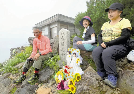 【御嶽山噴火】犠牲となった男女カップルの遺族が2人の人形をもって八合目で結婚式