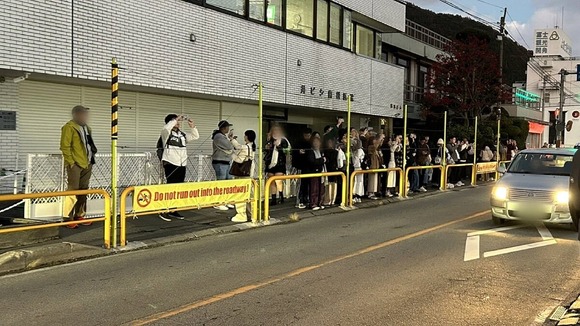 富士山ローソンの今 外国人観光客から「バカ」などの罵声