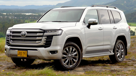 キャンプに行くときに乗りたいクルマ、2位「ハイエース」、1位は？