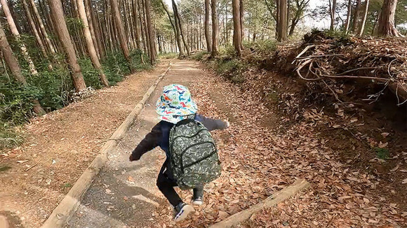 【動画】山道をノンストップで駆け抜ける4歳児！高すぎる機動力に驚愕