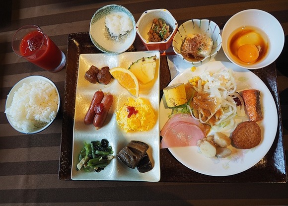 【画像】今から「北海道のビジホ」の朝食バイキング食うぞwww