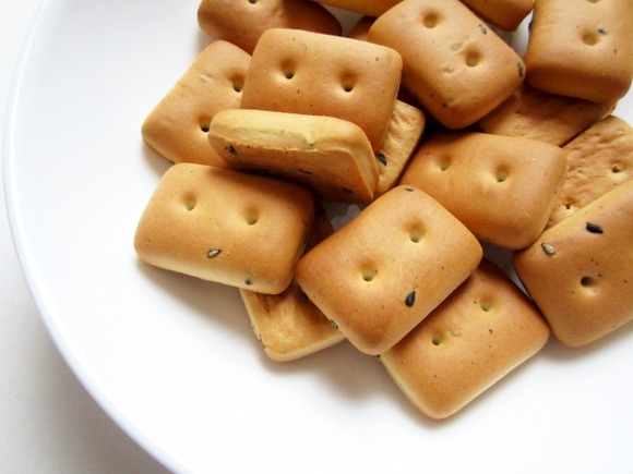 ワイ、水、缶詰、カンパンを爆買い