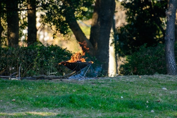 山岳テント持参で普通のキャンプ場で行って横で焚き火をされたらどうするべきか？