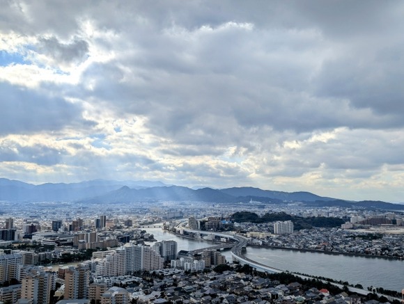 後輩「あー雨降るっすねこれ」ぼく「は？」後輩「匂いでわかるっす」