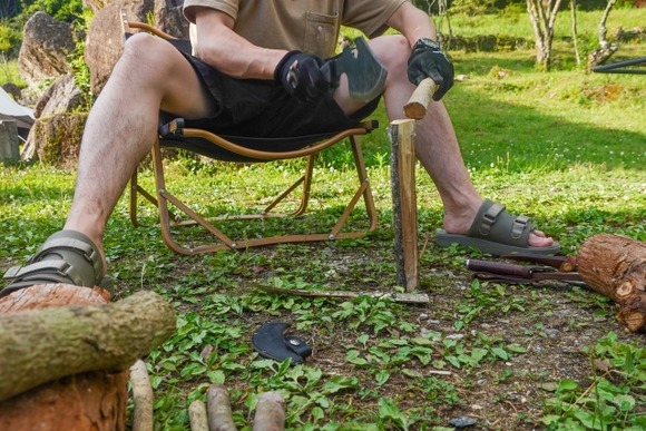 キャンプ場で大量に薪割りやってるヤツはたいてい初心者