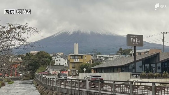 富士山に“初冠雪”、富士山が富士山として完成する！周辺民「これぞ！富士山！」