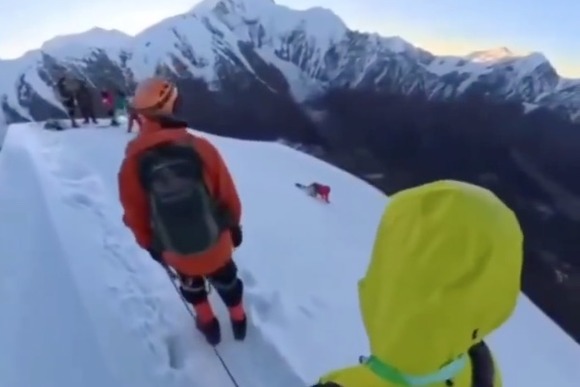 標高5588mの山頂から登山者滑落、死に向かう瞬間が撮影される