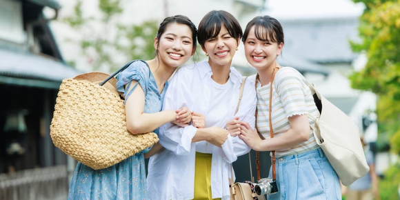 「旅行先のホテル教えろ」「社員同士で海外行くな」 上司の命令に困惑