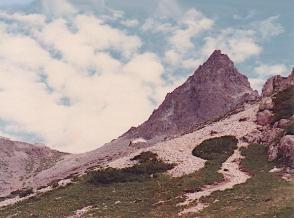 【槍ヶ岳】登山中に体調不良で行動不能に…24歳男性を県警ヘリで救助