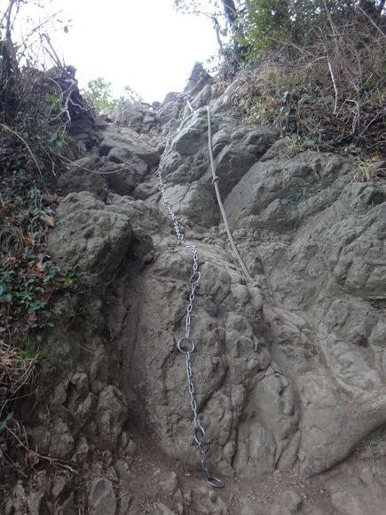 山頂直下の鎖場