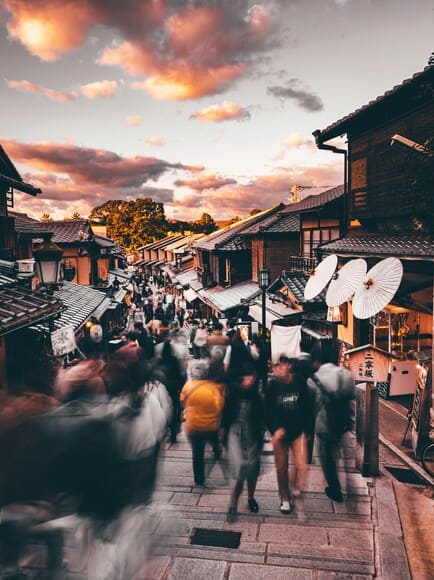 謎の勢力「一人旅余裕！」←観光地行ったらカップルか家族連ればっかで心折れへん？