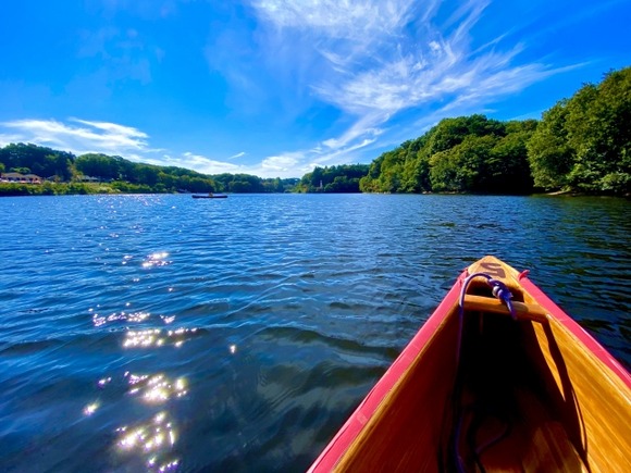 【動画】陽キャ「沢の水枯れてるやん？海に繋がってるしまあええか…」→カヌーでGO