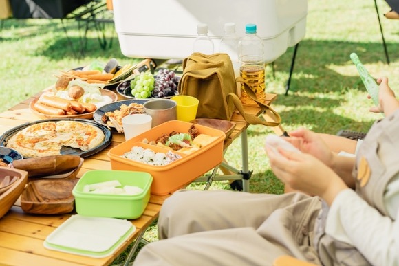 彼と彼の家族が毎年参加しているキャンプに誘われた