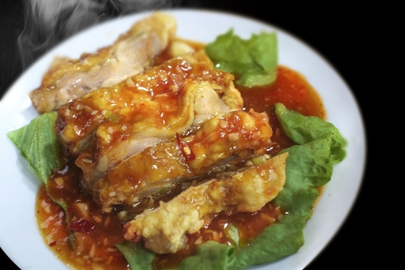 【画像】ワイ「台湾料理屋か…この油淋鶏ランチ（700円）ください」店員「ﾊｲ～」