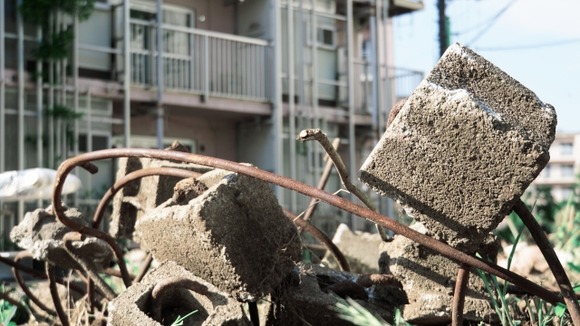 被災地って倒壊したままの状態で保存したら観光資源になるくね？