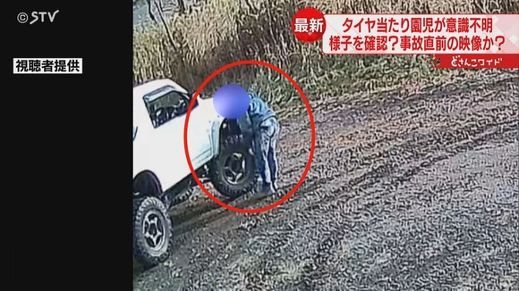 【悲報】違法改造ジムニーのタイヤが外れ歩道の4歳時に当たる・・・