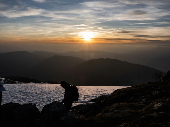 ナイトハイクする時は動物に存在を知らせる為に大きな声出したり大声で歌を唄う