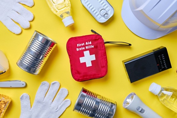 「防災ポーチ」見直す動き広まる…　簡易トイレや防寒シート、バッグに備える人が増加「外出先の災害でも安心したい」