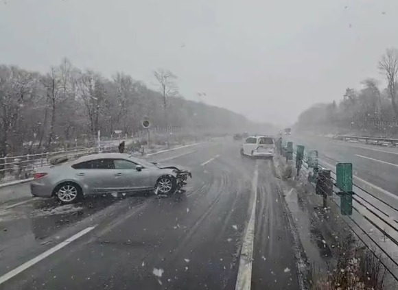 【北海道】突然の積雪…路面がシャーベット状態となった高速で車同士が衝突、少なくとも15件の事故