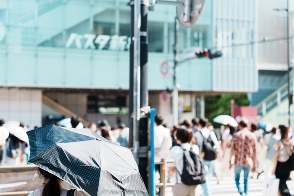 【悲報】女さん「男が日傘してるのはキモい。隣歩きたくない。なんで焼けたくないのかわからん」