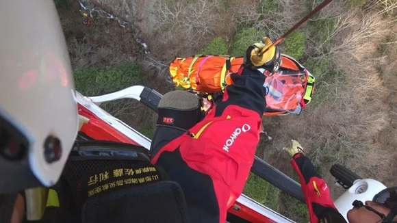 【山形】クマ駆除中20メートル下に滑落した女性は肋骨など折る大ケガと判明...救助に向かった消防隊も下山できず→けさ消防ヘリで救助