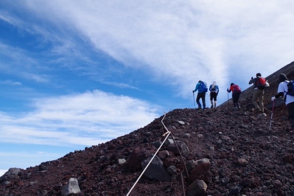 ｵｯﾄﾄｯﾄｯﾄ。富士山を下山中につまづいて死亡