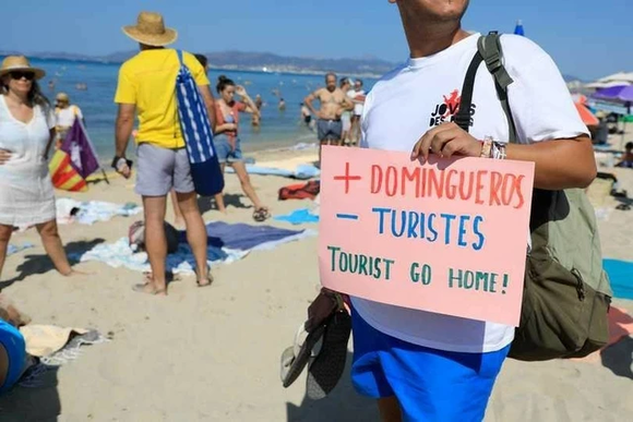【スペイン】オーバーツーリズムに反対する大規模デモ　観光客を水鉄砲で撃ち「帰れ！」