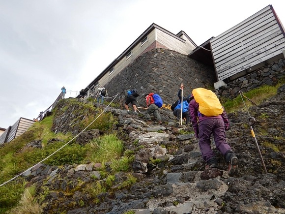 野口健氏「富士山頂で野宿する外国人技能実習生がいる。雨降りゃ死ぬぞ」