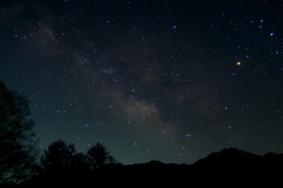 夜の暗闇の山でのライトの明るさは推奨何ルーメンぐらい？