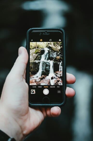 観光中「すみません、写真撮って貰っていいですか？」←何枚撮ってあげる？