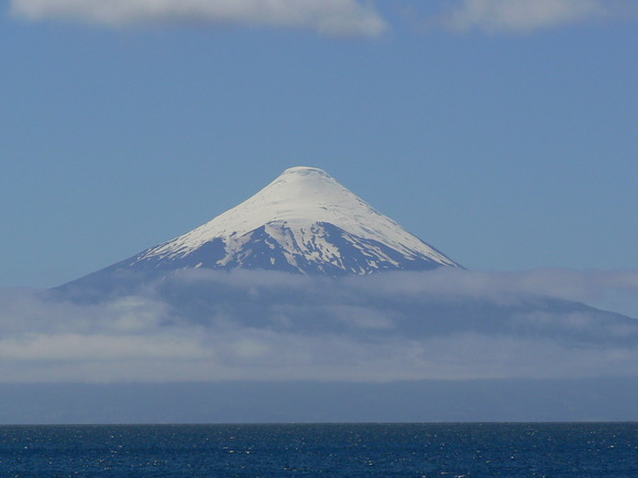 Volcan_Osorno_from_Llanquihue_(2007)